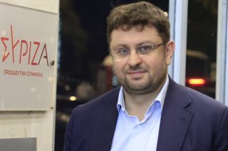 Με δύο κοστούμια το ΠΑΣΟΚ